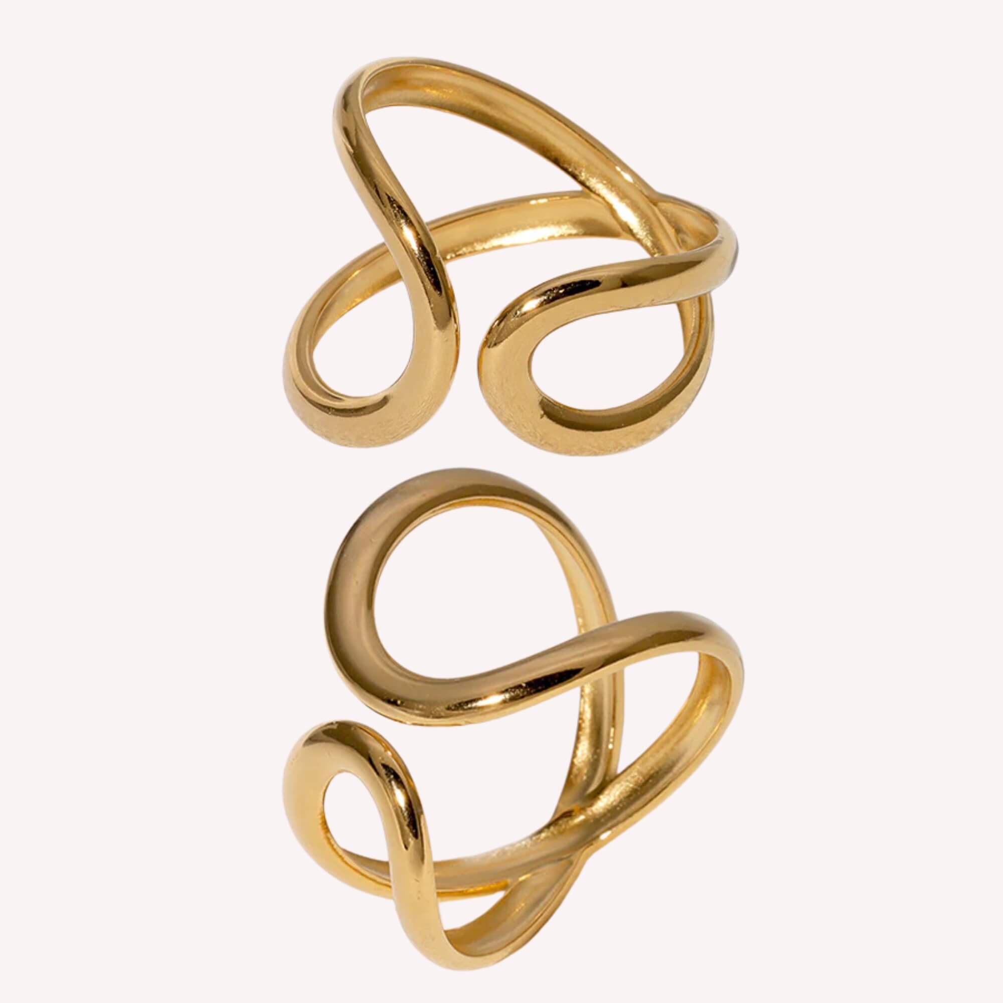 Where We Meet is 18K gold plated. Qua design een ring die aan de achterkant kruist en de voorkant met rondingen samenkomt. Goed verstelbaar.