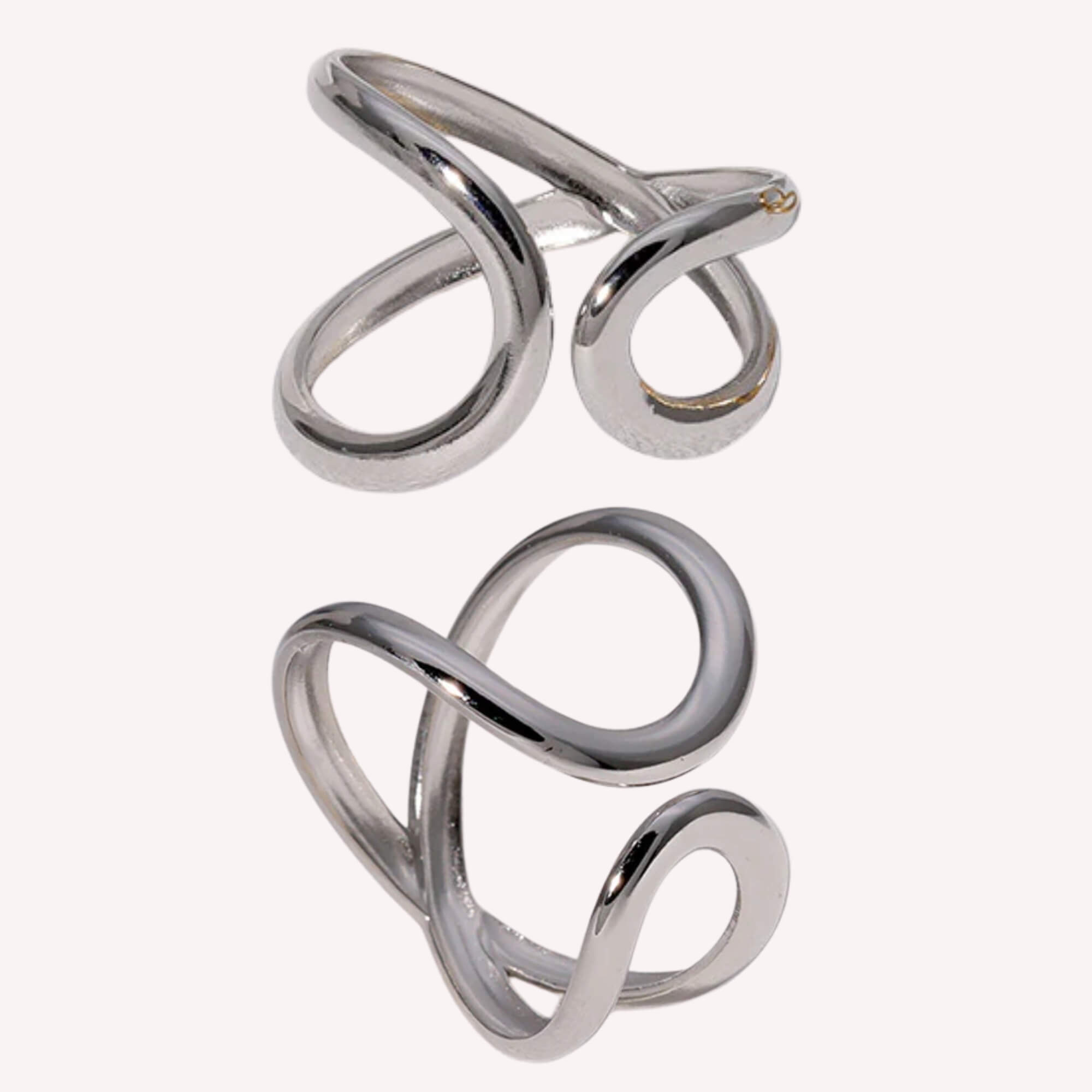 Zilveren Where We Meet Ring. Een ring die aan de achterkant kruist en aan de voorkant met rondingen samenkomt. Verstelbaar van maat 19 t/m 22.