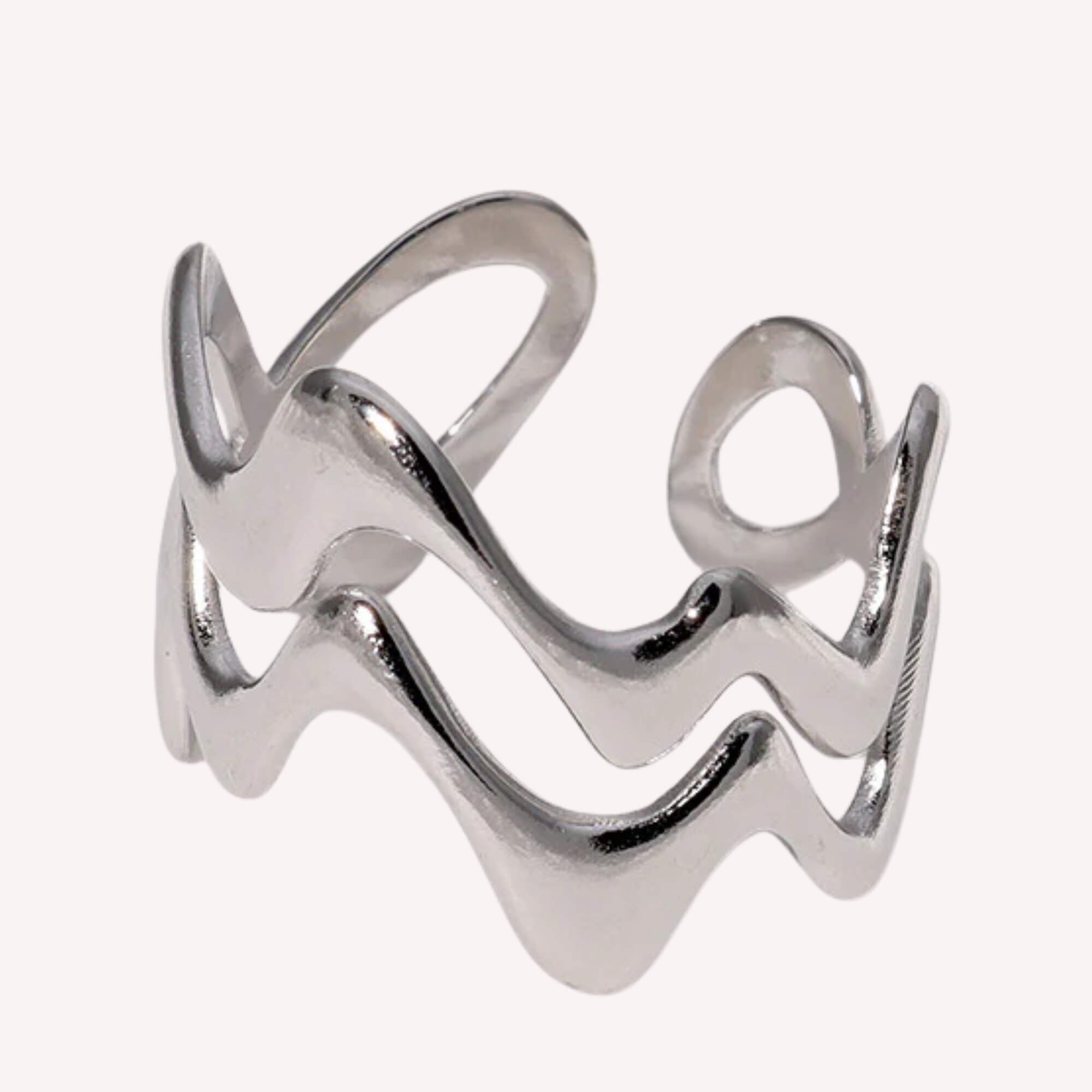Flow With It Ring in zilver, elegant design met golvende lagen, verstelbare statement ring van roestvrij staal.