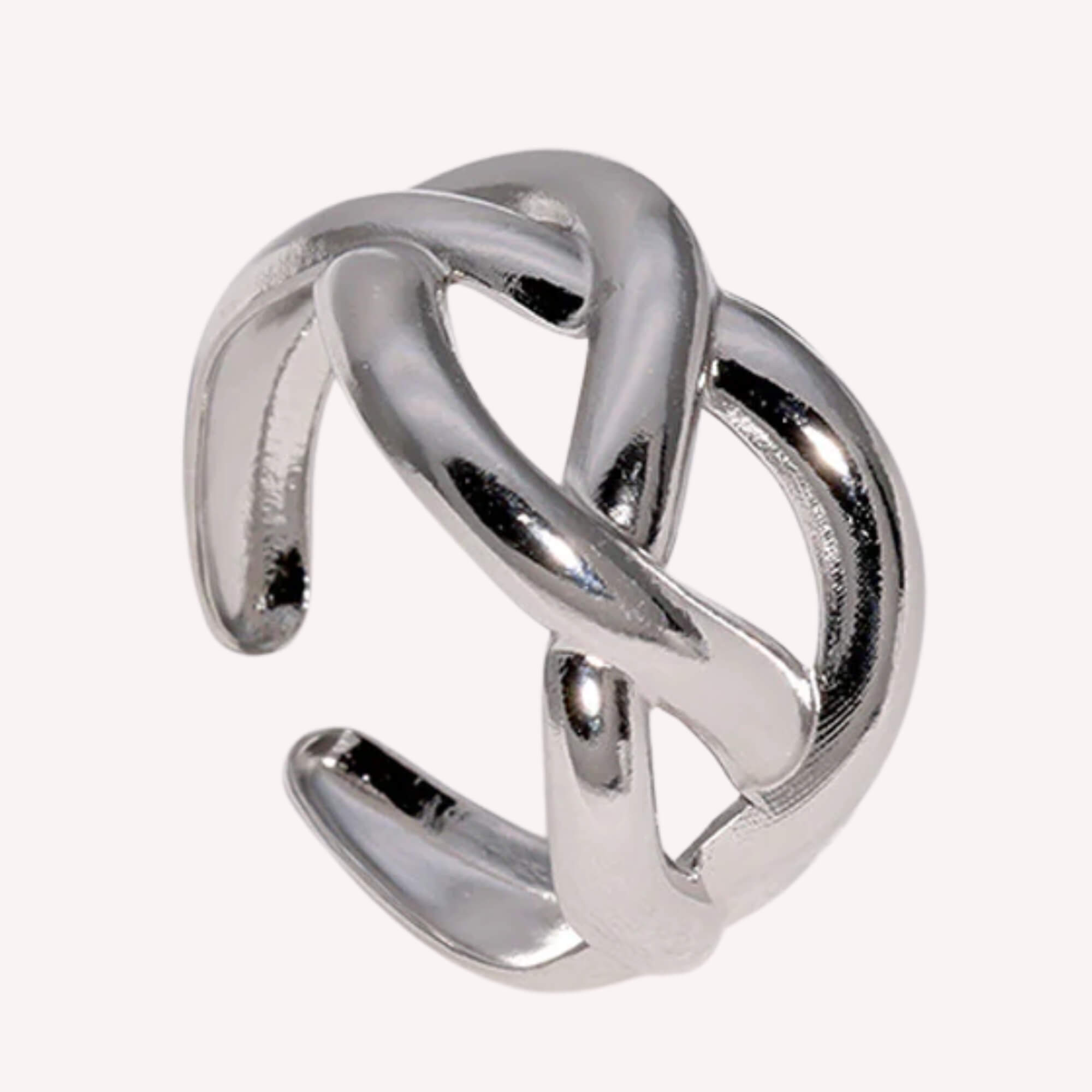 Zilveren Hold Me Tight Ring is een hypoallergene zilveren ring van roestvrij staal. Tijdloze, verstelbare ring voor vrouwen die stijlvol en krachtig willen stralen.
