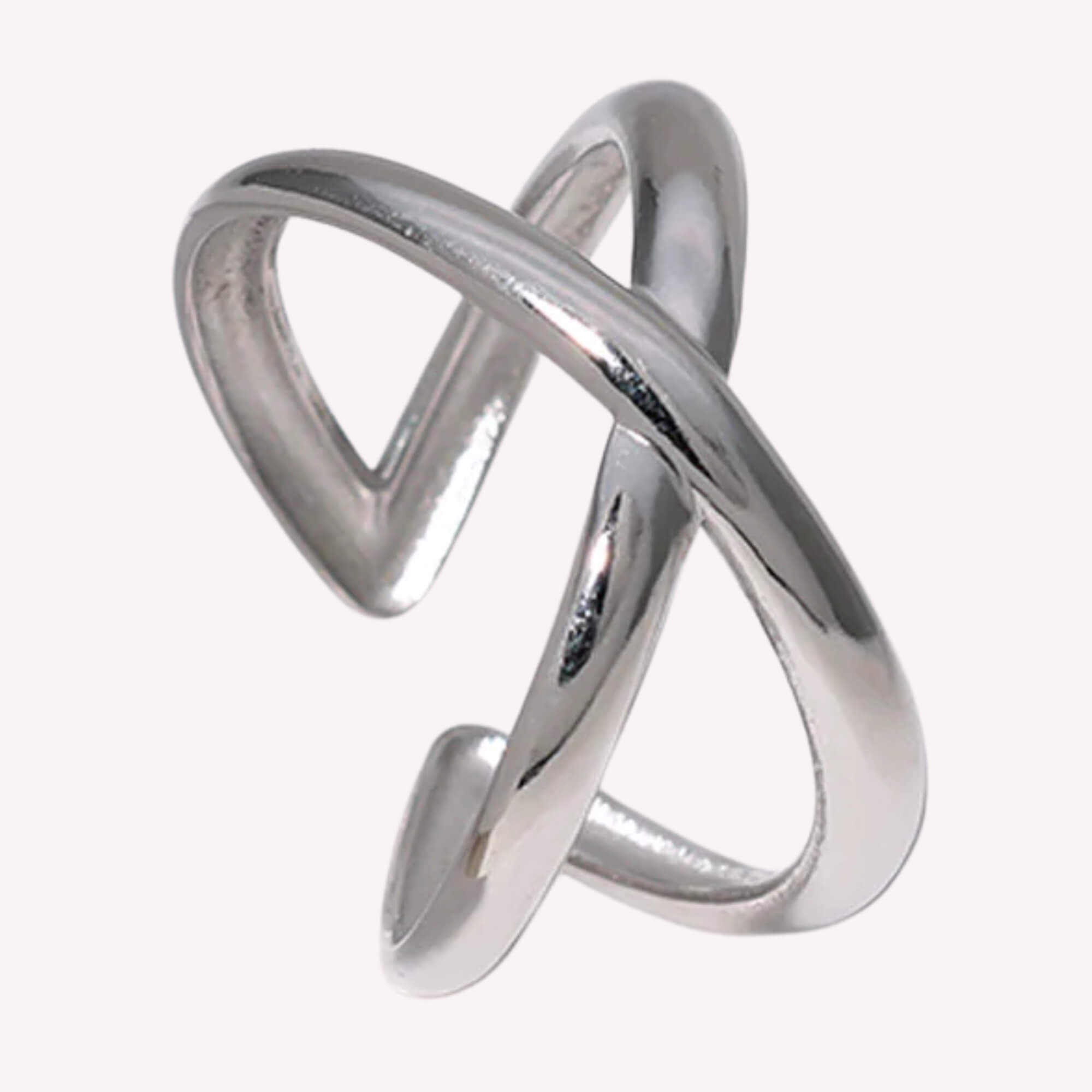 Meant to Cross Ring in zilver – subtiele en stijlvolle verstelbare ring, gemaakt van hypoallergeen roestvrij staal. Rvs ring voor dames.