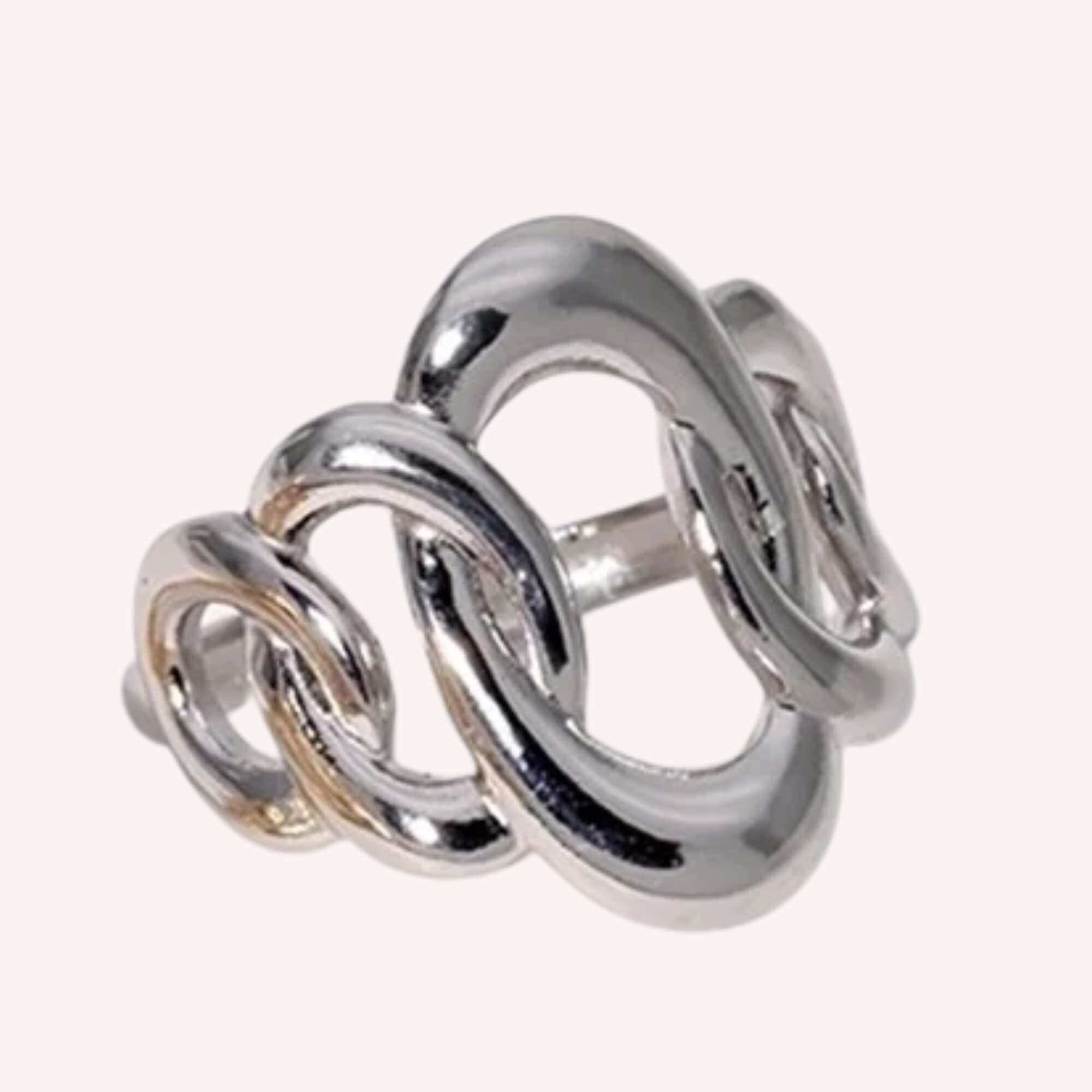 De Ovalicious Ring een makkelijk verstelbare ring. Het design bestaat uit ovalen in verschillende formaten. Dit is de zilveren variant.