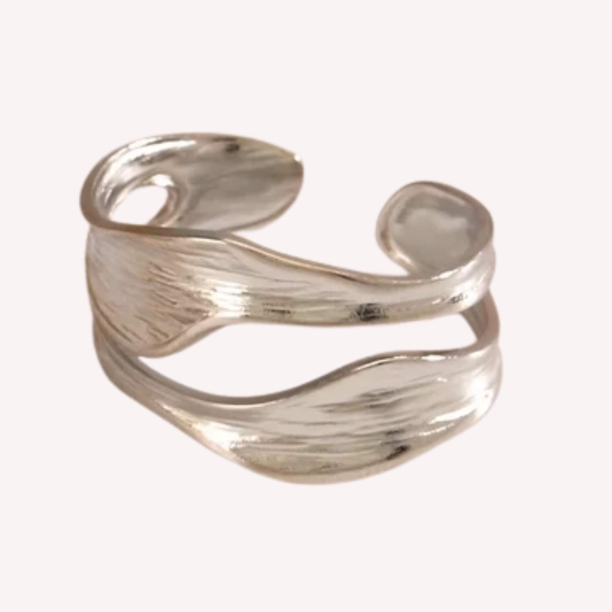 Zilveren Perfectly Imperfect Ring – Zilveren roestvrij stalen ring, licht verstelbaar (maat 17/18), met uniek asymmetrisch ontwerp.