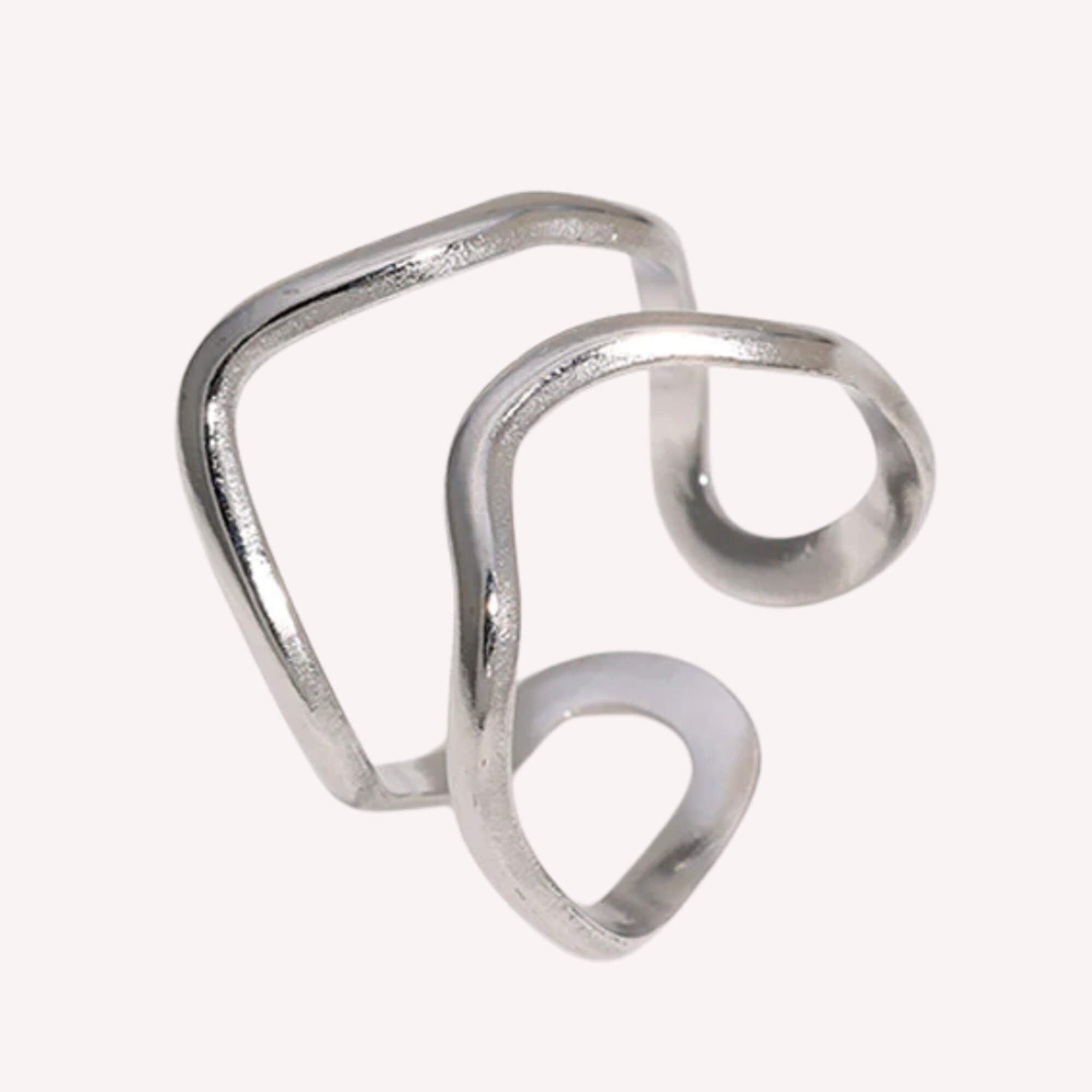 De zilveren Serene Waves Ring is verstelbaar van maat 15,7 tot 20. De ring is hypoallergeen dus perfect voor de vrouw met een gevoelige huid.