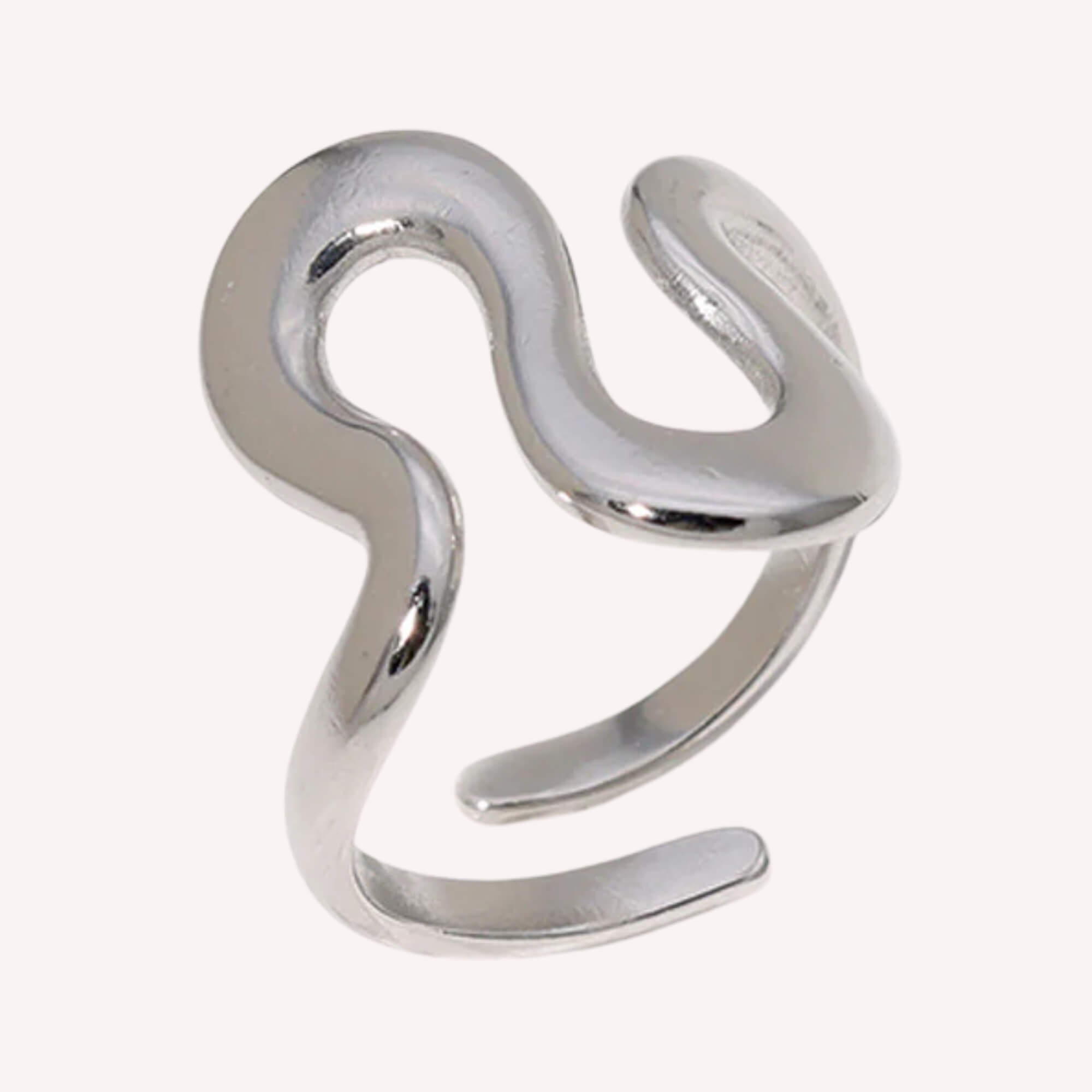 Dit is de zilveren The Bold Swirl Ring. Deze ring is verstelbaar, hypoallergeen en gemaakt van roestvrij staal.