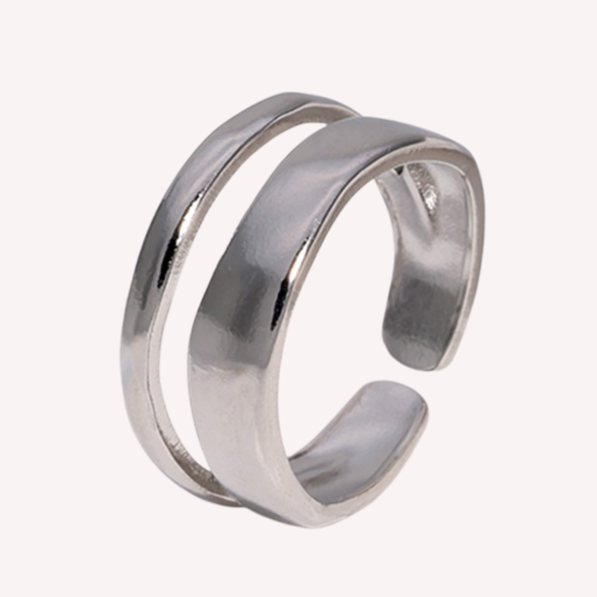 Through Thick and Thin Ring in zilver – een subtiele en betekenisvolle verstelbare ring van hypoallergeen roestvrij staal.