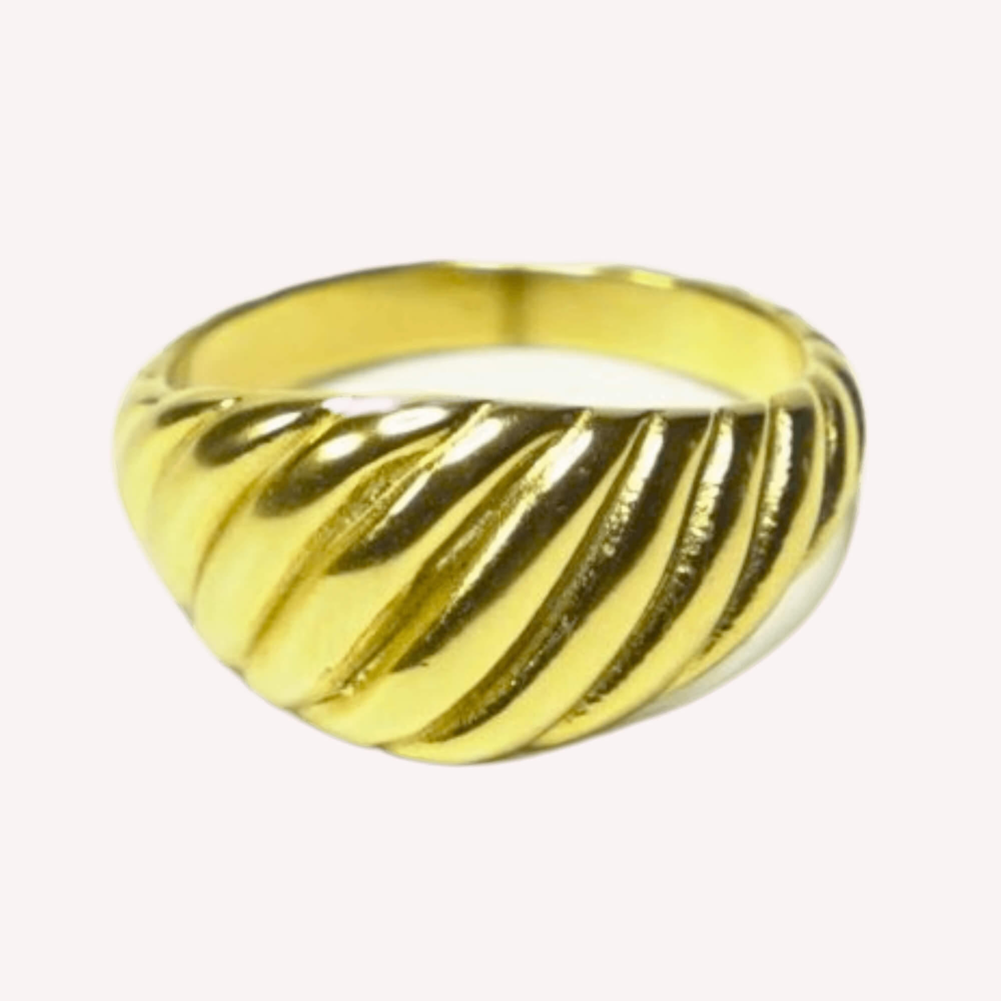 Goudkleurige Croissant Ring, gemaakt van roestvrij staal. Een elegante en speelse toevoeging aan elke look.