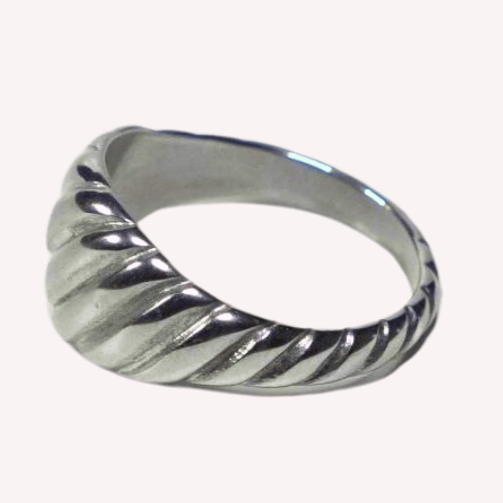 Croissant ring zilver is een stalen dames ring.