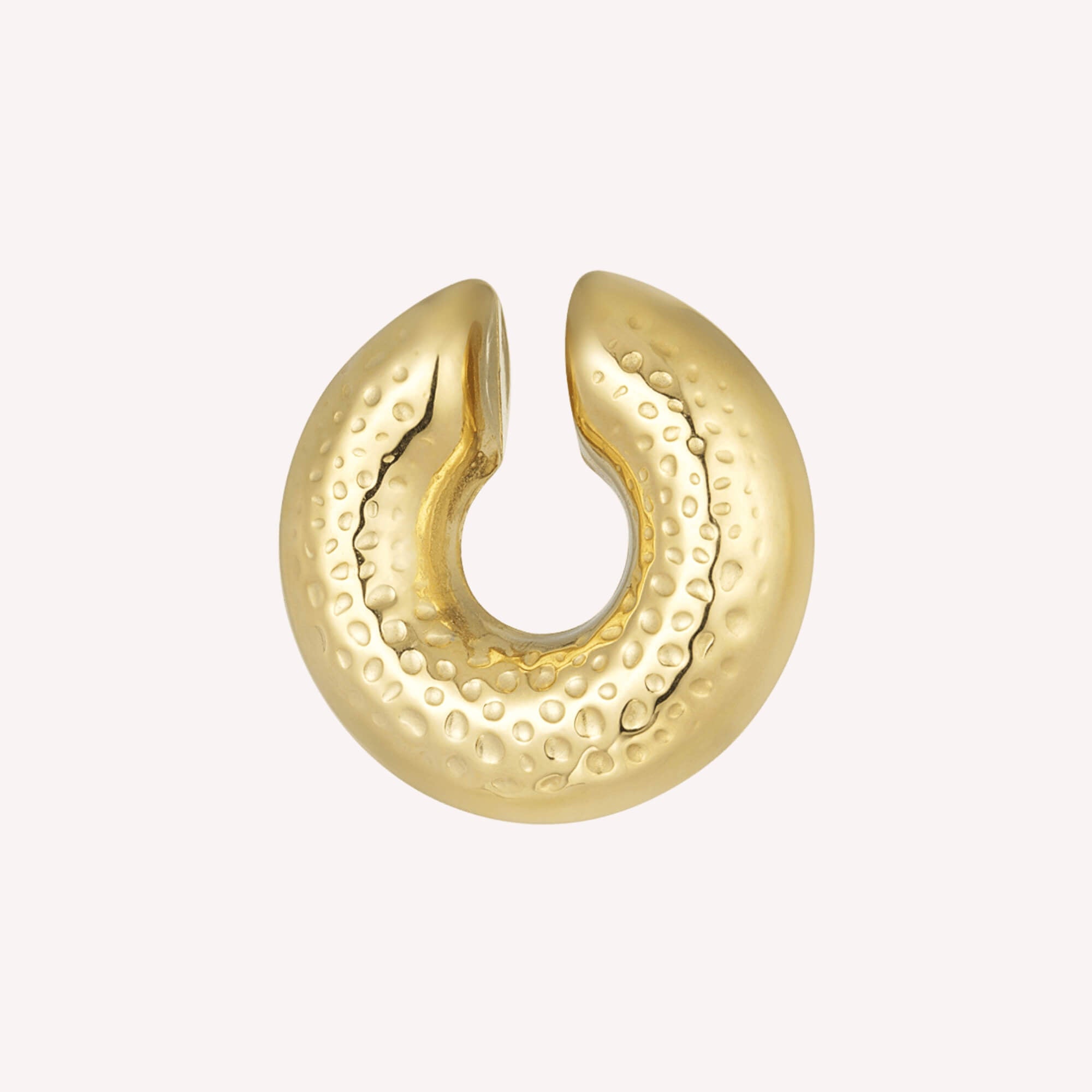 Gouden bubbly ear cuff met een speelse structuur, gemaakt van roestvrij staal. Een opvallende statement ear cuff.