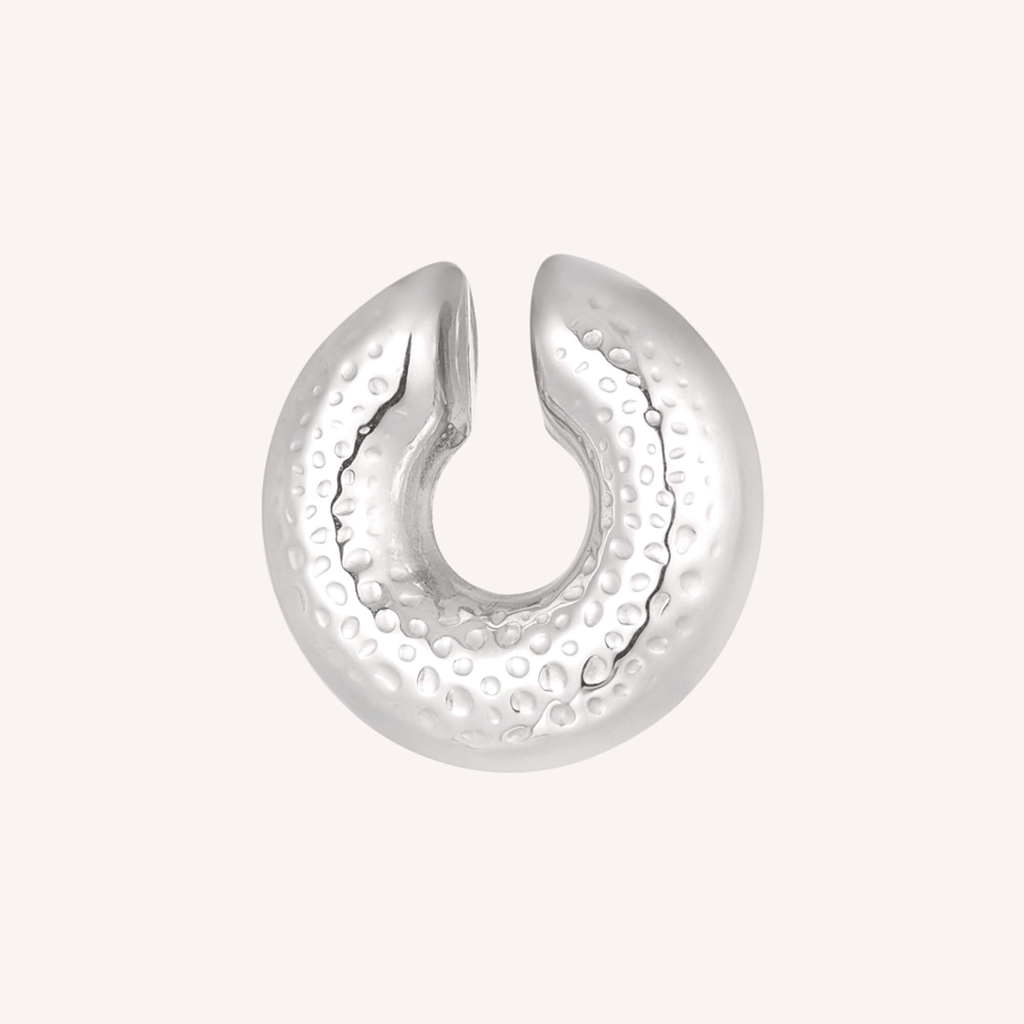 Zilveren bubbly ear cuff van roestvrij staal, perfect voor een bold en stijlvolle look. Comfortabel om te dragen.